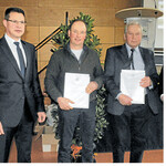 Landrat Heiner Scheffold (l.) mit den geehrten Ernteberichterstattern.