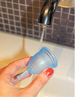 Eine Menstruationstasse aus Silikon kann viele Jahre eingesetzt werden.