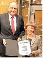 Brigitte Doldi wird von Präsident Joachim Rukwied mit der Golden Ähre des Landesbauernverbandes ausgezeichnet.