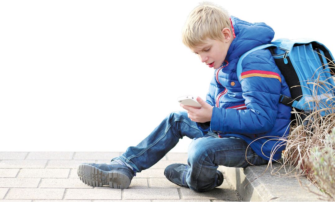Je mehr sich Kinder mit dem Smartphone beschäftigen, umso weniger Zeit haben sie für das Zusammensein mit Gleichaltrigen.