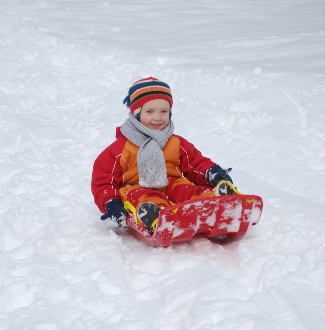 Endlich Schnee und die Kleinen können sich draußen an der frischen Luft austoben.