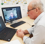 Werner Kunz verfolgt in der Geschäftsstelle des Kreisbauernverbandes Karlsruhe den Vortrag von Konrad Rühl. Der Bauerntag fand zum zweiten Mal online statt.