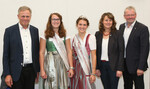 Gruppenbild am Rande der Bauernkundgebung (v. l.) LBV Vizepräsident Gerhard Glaser, die Bodensee-Apfelprinzessinnen Lisa Brielmayer und Ann-Kathrin Kolb, Landfrauenpräsidentin Juliane Vees und Gastredner Alois Gerig, MdB.
