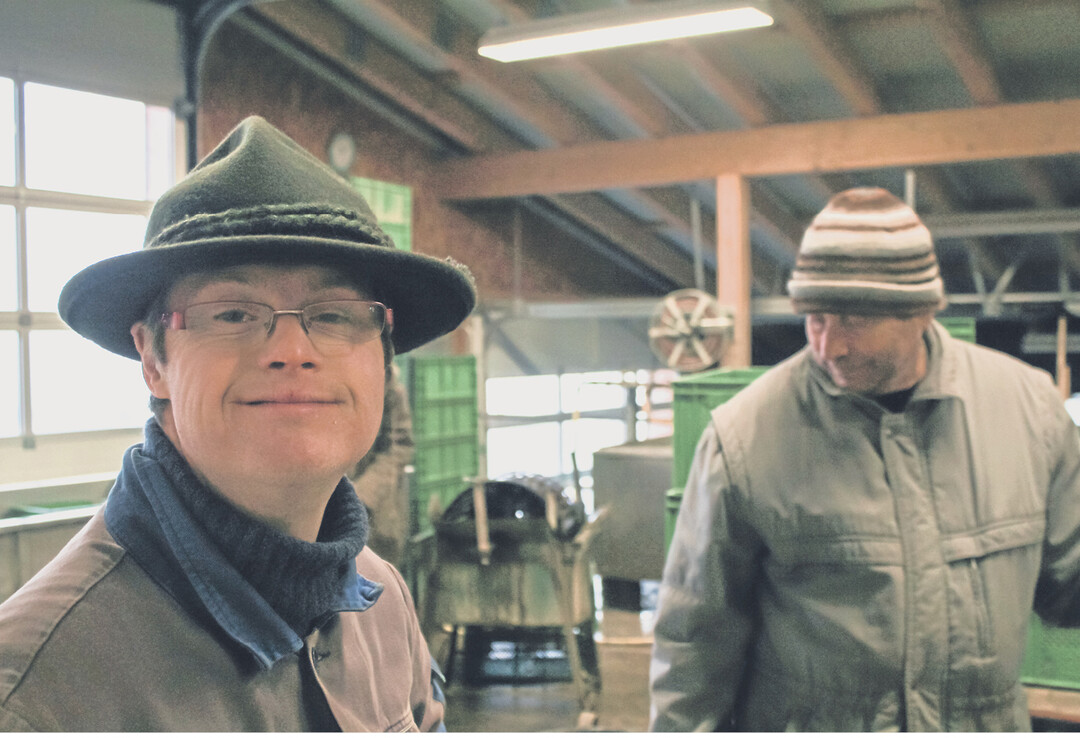 Sebastian (l.) und Matthias warten darauf, die nächsten Gemüsekisten auszuliefern. Die Arbeit in der Gärtnerei macht beiden Spaß. „Ich bin immer zufrieden", sagt Sebastian. Seine Leidenschaft ist die Musik, er spielt Horn und singt im Chor.