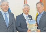 Den neuen Leiter des Landwirtschaftsamtes, Meinhard Stärkel, begrüßten Landrat Reinhard Frank (rechts) und der Erste Landesbeamten Dr. Ulrich Derpa (links) mit einem Bildband über den Main-Tauber-Kreis.