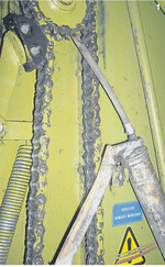 Wälzlager mit Schmierhinweis (Pfeil) an der Verteilwalze eines Ladewagens.