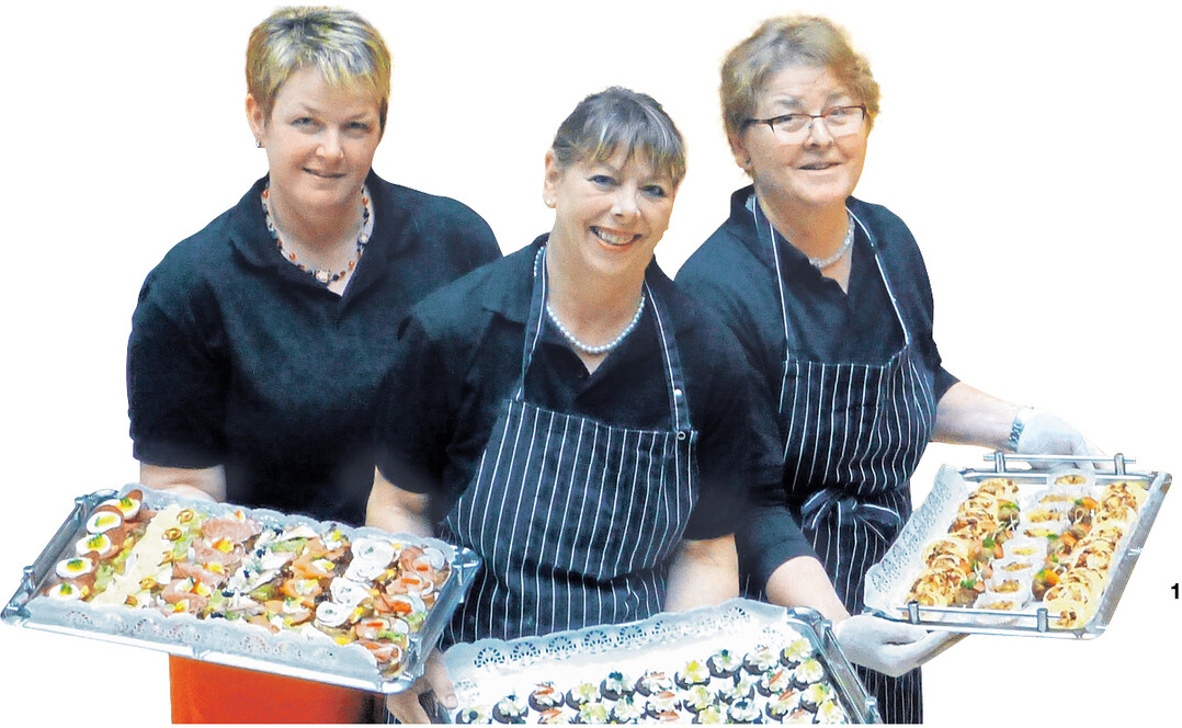 Susanne Klenk, Gertrud Horlacher-Teumer und Heidi Plank (von links) präsentieren einen Teil ihres Fingerfood-Büfetts. Essen aus der Hand ist derzeitig der Trend