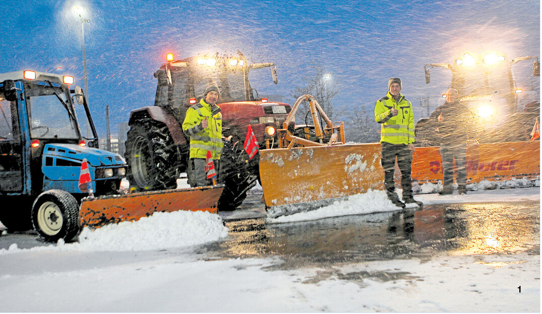 Starkes Schneetreiben und -3°C: Der frühe Morgen des 15. Januar brachte für Ralf Weinmann (l.) und seine zwei Fahrer Alexander Merkel (Mitte) und Friedemann Bertsch den ersten größeren Räumeinsatz der Saison. Gegen 7.30 Uhr haben sie ihr morgendliches Pensum schon fast geschafft.