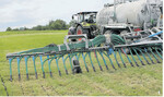 Gülle ist ein wertvoller Dünger. Mit moderner Ausbringtechnik lassen sich Stickstoffverluste vermindern. Allerdings wächst mit den immer schwereren Geräten auch der Bodendruck, was sich negativ auf den Bestand auswirken kann. Düngung setzt daher tragfähige Böden voraus.