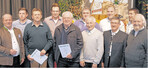 Die geehrten Obleute und Absolventen mit Andreas Kindler (l.).