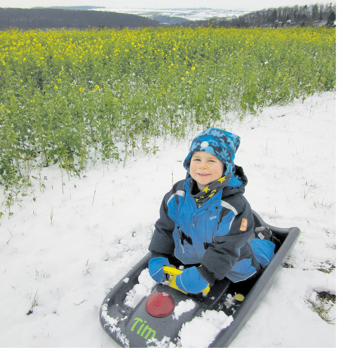 bild der woche Tim im Schnee beim Bobfahren in Heimerdingen, Kreis Ludwigsburg, und der Senf blüht noch im Hintergrund! „Einfach nur cool", schreibt Yvonne Rakow, die das Bild vor 14 Tagen geknipst hat.