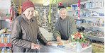 Lore Baz (rechts) weiß genau, was ihre Stammkunden, wie beispielsweise Frieda Geißler (links), wollen. Und in ihrem Laden werden zudem die neuesten Nachrichten aus dem Dorf ausgetauscht.