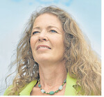 Tübingen, ist Psychologin und evangelische Theologin. Sie ist als selbstständige Referentin in der Erwachsenenbildung tätig. In ihren Vorträgen beschäftigt sie sich unter anderem mit der Frage, warum wir uns selbst das größte Geschenk machen, wenn wir dem anderen verzeihen.