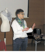 Tipps und Kniffe zum Binden von Schals und Tücher verriet Bettina Hägele den Landfrauen beim Neujahrsempfang.