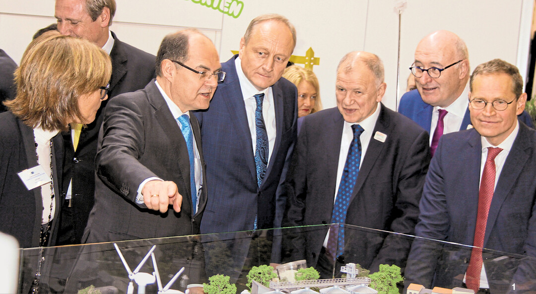 Auf dem ErlebnisBauernhof informieren sich (v. l.): Minister Christian Schmidt, DBV-Präsident Joachim Rukwied, die EU-Kommissare Vytenis Andriukaitis (Gesundheit) und Phil Hogan (Agrar) sowie Berlins regierender Bürgermeister Michael Müller.