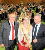 EU-Kommissar Günther Oettinger (r.) mit dem Vorsitzenden im Bauernverband Allgäu-Oberschwaben Waldemar Westermayer (l.) und der Käsekönigin Ivonne Keck.