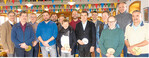 Gruppenbild mit Dame: Die erfolgreichen Züchter erhielten für ihre Spitzenleistungen die Stallplakette der Rinderunion in Baden-Württemberg (RBW) in Gold, Silber oder Bronze aus der Hand von RBW-Zuchtleiter Dr. Alfred Weidele (l.).