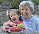 Gemeinsam vitaminreiches Obst der Saison genießen, das tut Oma und Enkelin gleichermaßen gut.