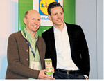 Bioland-Bauer Konrad Stöger (l.) mit Jan Bock, Geschäftsleiter Einkauf Lidl Deutschland und der neuen Bio Organic"-Milch aus der Kooperation von Bioland und Lidl.