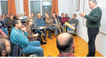Diplombiologe Klaus Lachenmaier (r.) referierte im gut besuchten Gemeindezentrum von Mittelfischach über das Thema Wolf. Dieses beschäftigt immer mehr Landwirte.