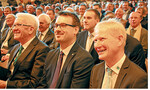 Volles Haus bei der Bauernkundgebung in Ellwangen. Den launigen Begrüßungsworten von Landrat Klaus Pavel schenken hier ihre Aufmerksamkeit (v. l.): Hauptredner Ministerpräsident Winfried Kretschmann, Oberbürgermeister Michael Dambacher und Bauernverbandsvorsitzender Hubert Kucher.