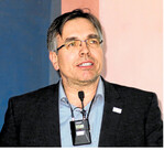 Der Landwirt Hans Gerhard Gnauer berichtete über sein System, um den Boden aufzubauen und so Wasser zu sparen. I