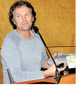 Hühnerhalter Christoph Hönig erläuterte Funktion und Entstehung der von ihm entwickelten MeiBox eine Mehrweg-Eierbox zur Einsparung von Einwegverpackungen.