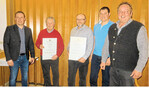 Vorstand Hagen Hohl (v. l.) übergibt den Goldenen Meisterbrief an Hans Griesinger und Karl-Heinz Pfleiderer. Es gratulieren der zweite Vorstand Stefan Junger und Kassier Markus Kern.