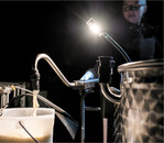 Mit einem LED-Scheinwerfer am Milchtaxi wird das Kälbertränken auch im Winter nicht zum Blindflug.