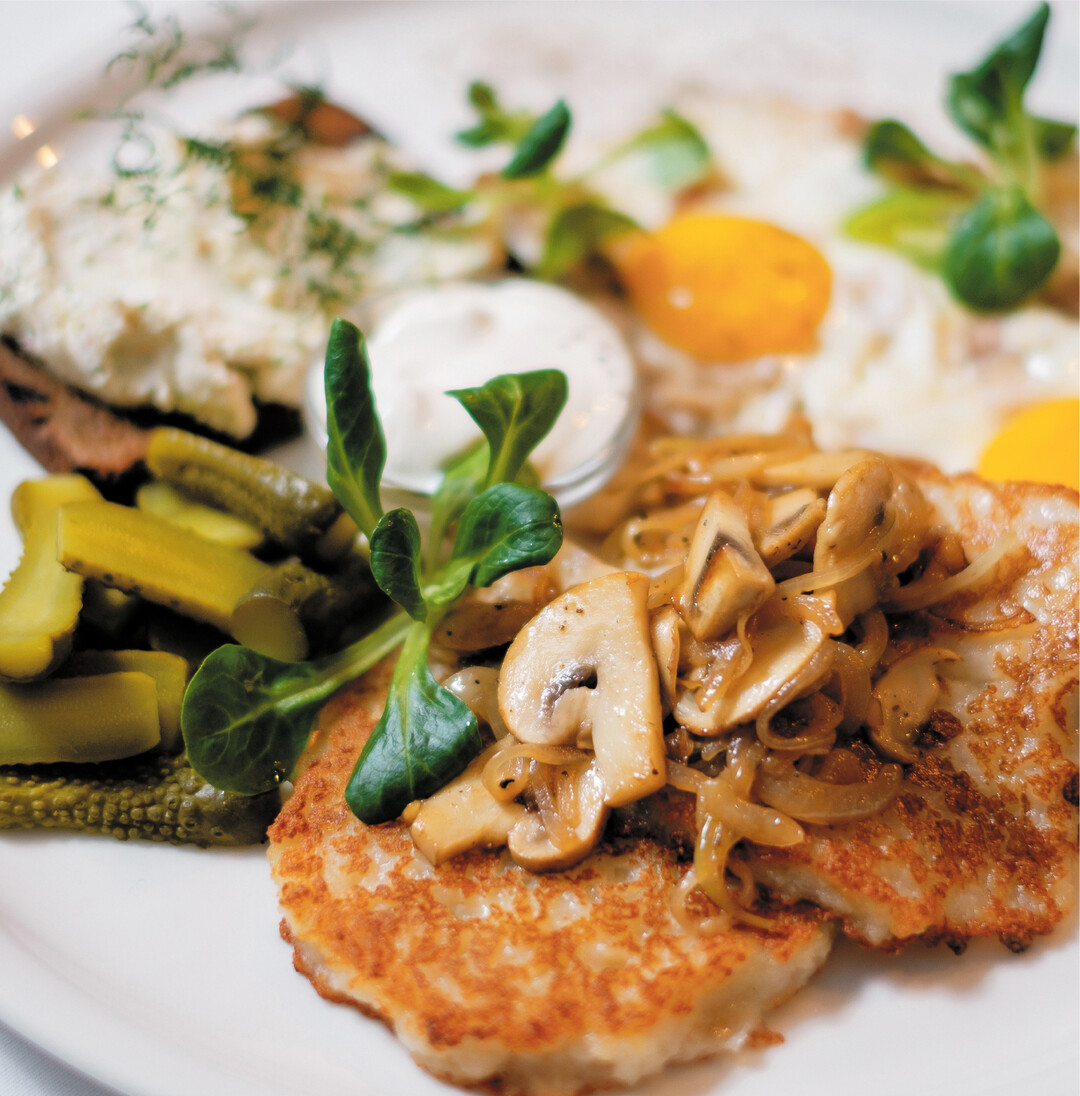 Kartoffeln sind aus unserer schwäbischen Küche nicht wegzudenken. Kartoffelpuffer zum Beispiel munden in unzähliger Variation. Was sich aus Kartoffelteig zaubern lässt, dazu gibt es Rezepte auf den nächsten Seiten.