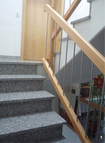 Bei Treppen sollten die Stufenhöhe von maximal 18 Zentimetern sowie die Führung des Handlaufs berücksichtigt werden.