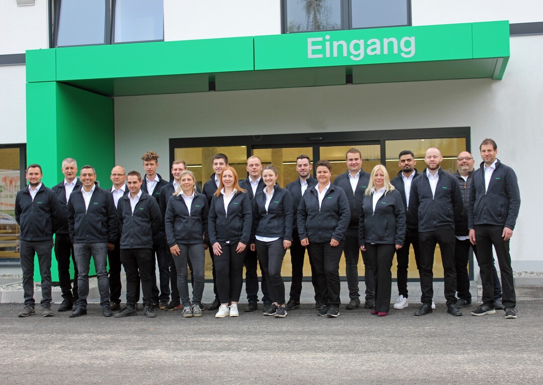 Das Team der BayWa in Nürtingen: Derzeit sind vor Ort 22 Mitarbeiterinnen und Mitarbeiter beschäftigt. Im Zuge der Investition soll die Belegschaft weiter aufgestockt werden.