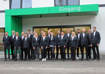 Das Team der BayWa in Nrtingen: Derzeit sind vor Ort 22 Mitarbeiterinnen und Mitarbeiter beschftigt. Im Zuge der Investition soll die Belegschaft weiter aufgestockt werden.