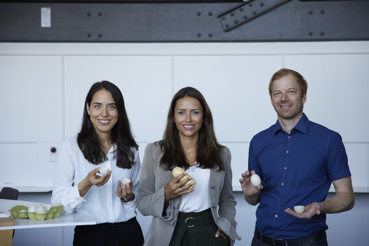 v.l.: Veronica Garcia-Arteaga, Entwicklerin der pflanzlichen Ei-Alternative und Grnderin der Neggst Foods Gmbh, Kristal Golan, Head of New Protein Solutions bei der BayWa AG, Dr. Siegfried Frtauer, Head of Packaging Development bei Zentis und Inhaber des Patents fr die Neggst Eierschale.