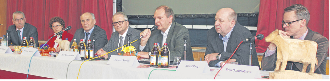Über einen komplexen Markt mit vielen Unbekannten diskutierte Albrecht Siegel (v.l.), Leiter des Landwirtschaftsamtes Ravensburg, mit seinen Gästen Maria Heubuch, Mitglied des EU-Parlaments für Bündnis90/Die Grünen; Waldemar Westermayer (MdB, CDU); Ralph Wonnemann, Geschäftsführer der Omira; Manfred Remus, Geschäftsführer Arla Foods; Marcel Renz, EMBA und Dr. Willi Schulz-Greve, EU-Kommission.