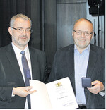 Karl Baisch (r.) nahm Staufermedaille und Urkunde aus der Hand von Regierungspräsident Dr. Jörg Schmidt entgegen.