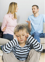 Bei Alltagskonflikten können Kinder lernen, wie die Eltern sie lösen. Aber manche Themen sind nichts für Kinderohren.