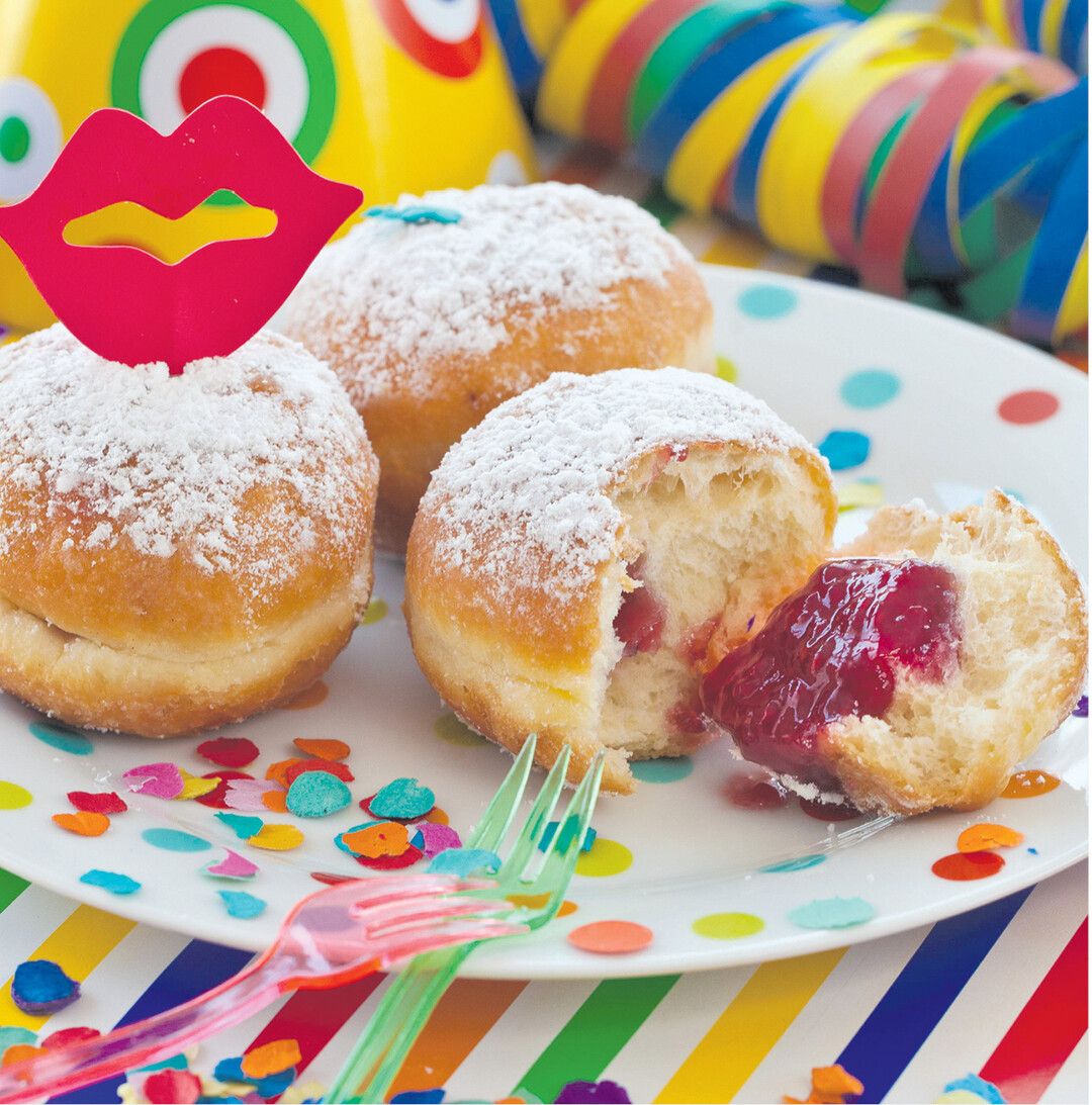 bild der woche Berliner Pfannkuchen gehören bei uns unbedingt zur Faschingszeit, gefüllt mit Erdbeer- oder Himbeermarmelade. Wie Sie die selber backen können, erfahren Sie nach dem Umblättern. Wichtig, den Teig gut gehen lassen, aber nicht zu warm. Und damit der professionelle weiße Rand entsteht, muss der Teig geschmeidig weich sein.