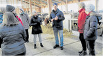 Norbert Beck erklärt den Grundschullehrern aus Niederstetten die verschiedenen Bereiche seines Milchviehstalls.