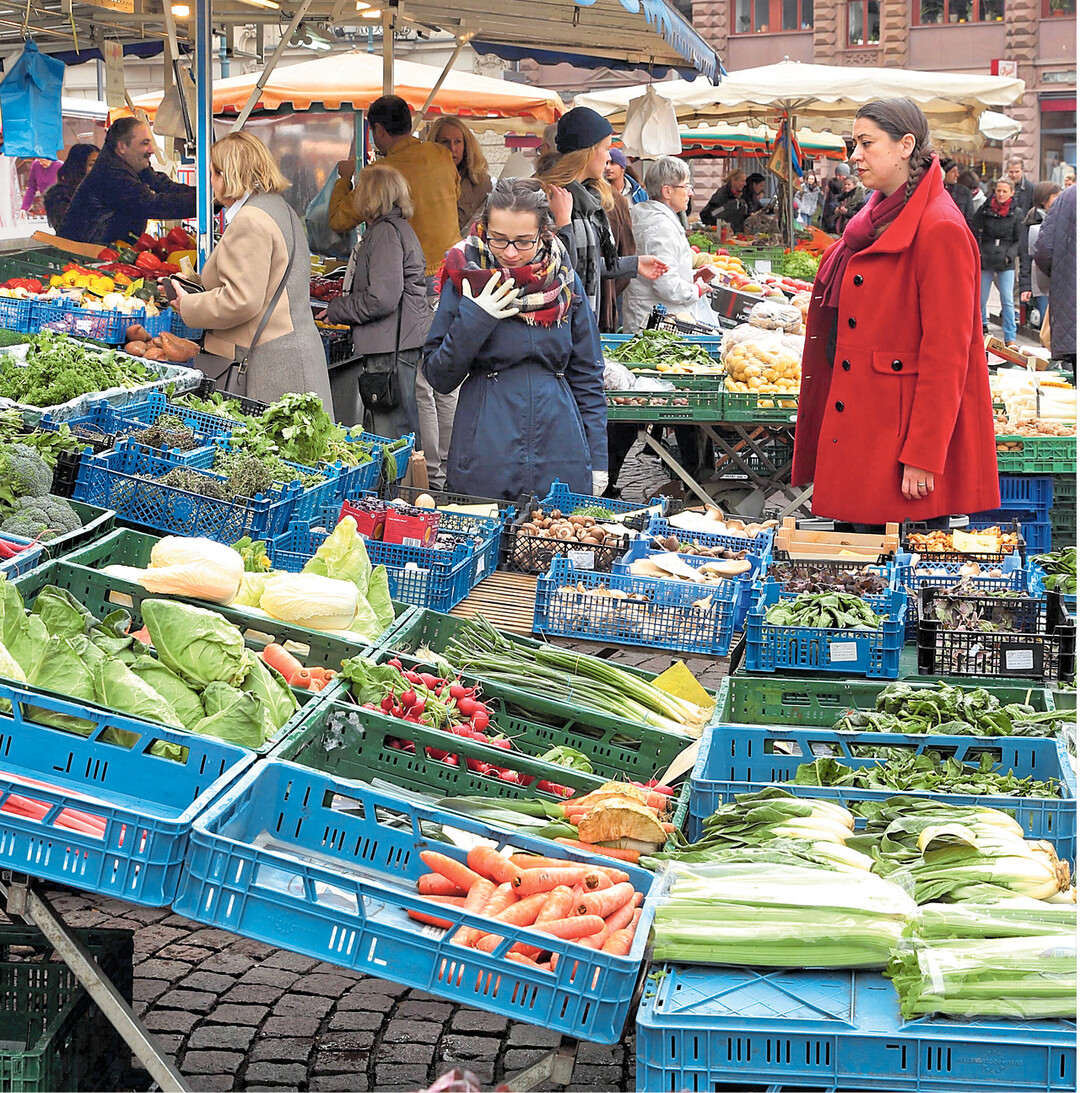 Wer Gemüse und Obst lose auf dem Wochenmarkt einkauft, kann jede Menge Plastikmüll vermeiden. Bei Nudeln, Reis, Linsen, Nüssen oder Getreide ist das nicht so einfach. In Tübingen und Stuttgart gibt es zwei Geschäfte, in denen man Schüttgut in eigene Behälter selbst abfüllen darf. Mehr dazu auf den nächsten Seiten.
