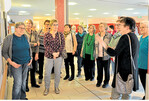 Aufmerksam lauschten Landfrauen aus dem Zollernalbkreis den Ausführungen der Künstlerin Ursula Lohner (2. v. r.), die Aquarellbilder zur Natur im Wandel in Balingen ausstellt.