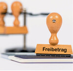 Eine Hofübergabe wird steuerlich im Prinzip als Schenkung betrachtet: Sollte der Übernehmer eine Gleichstellungszahlung an die Geschwister als weichende Erben durchführen, beträgt der Freibetrag nur 20.000 Euro. Die Freibeträge für Schenkungen zwischen Eltern und Kindern jedoch liegen bei 400.000 Euro. Deshalb sollte am besten der Übergeber solche Zahlungen an die weichenden Erben leisten und nicht der Übernehmer.