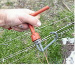 Nach dem Rebschnitt wird die Drahtrahmenanlage in Ordnung gebracht. Dazu zählt auch das Nachspannen der Drähte.