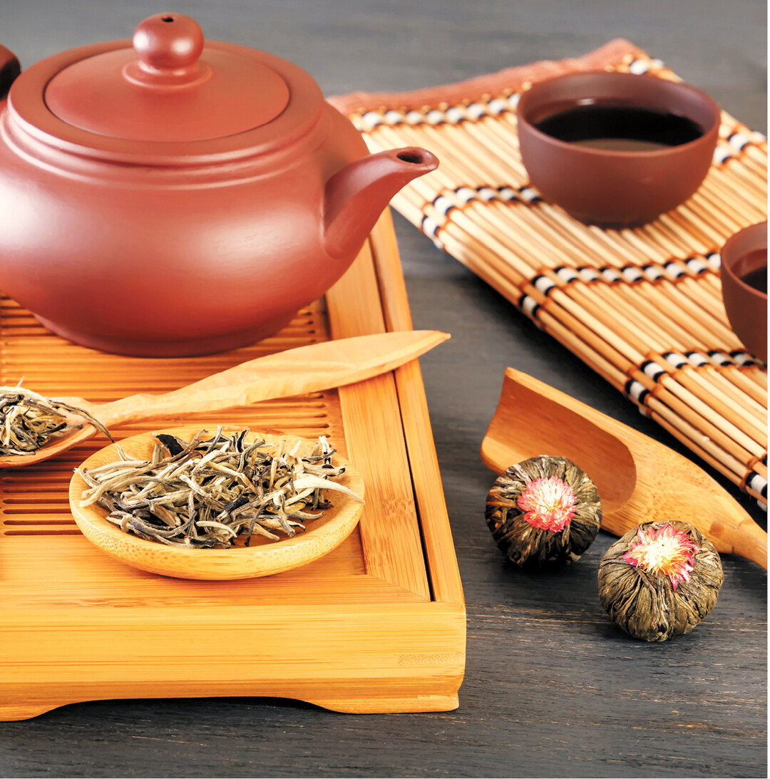 Tee aus China wird auch in Form von Teeblumen angeboten. Dazu werden die Teeblätter ganz dicht zu einer Kugel gebunden, die eine Blüte umschließt. In der Kanne entfaltet sich diese dann.