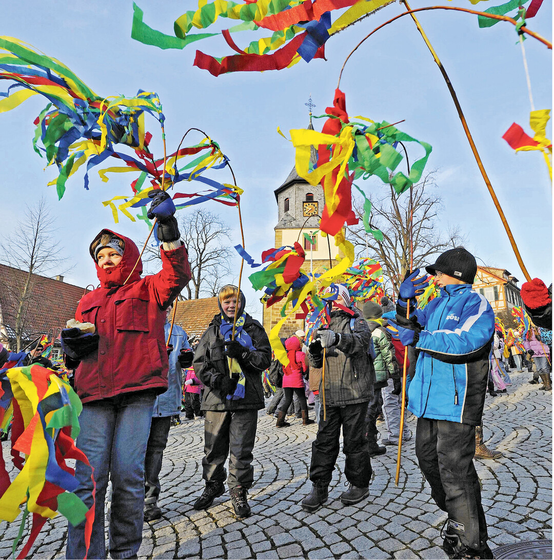 Die Gemeinde Oberderdingen hat ihren Nationalfeiertag" Lichtmess in diesem Jahr am Dienstag, 4. Februar. Um 9 Uhr startet der Lichtmessritt, Kinder führen mit ihren Weidenpferdchen Tänze auf, im historischen Ortszentrum locken Jahrmarktstände und im beheizten Zelt am Marktplatz trifft man sich dann zum gemeinsamen Mittagessen.