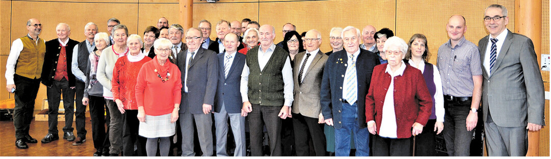 Strahlende Gesichter gab es bei der Ehrung zum Goldenen Meisterbrief, den Amtsleiter Albrecht Siegel (r.) überreichte.