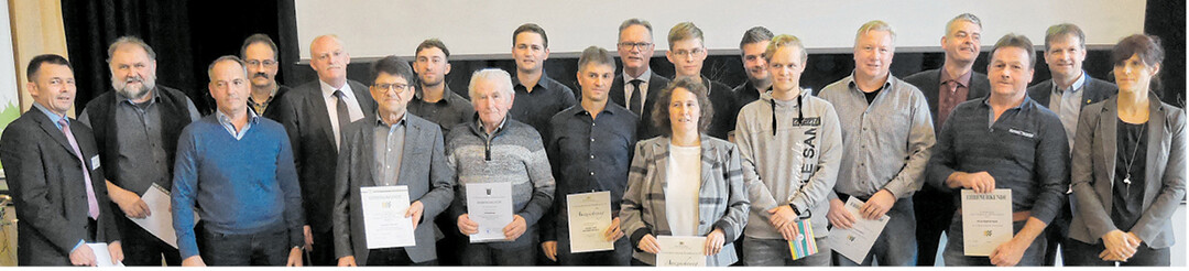 Hechingen Die geehrten Berufsabsolventen, langjährigen Ortsobleute, Teilnehmer der Gläsernen Produktion und ehrenamtlichen Berichterstatter für das Statistische Landesamt stellen sich dem Fotografen. Urkunden, Präsent, Dank und Lob kommen von den Kreisvorsitzenden Jörg Kautt (l.), Alexander Schäfer (4. v. r.), Kreisgeschäftsführer Martin Zaiser (5. v. l.), Landrat Günther-Martin Pauli (2. v. r.) und Amtsleiterin Dr. Jana Kleen (r.).
