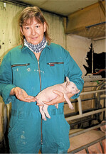 Wie sieht der Ringelschwanz dieses Ferkels aus? Normal, verdickt, verkrustet oder entzündet?" Mirjam Lechner rät Schweinehaltern dazu, ihre Tiere genau zu beobachten.