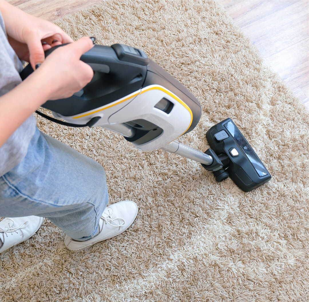 Akkusauger haben eine eindeutig bessere Ökobilanz als Staubsauger mit Kabel. Das zeigen Berechnungen der Stiftung Warentest. Bei der Berechnung der Umweltwirkungen von Produktion, Betrieb, Transport und Entsorgung erreicht der Akkusauger 23 Umweltschadenspunkte, der Kabelsauger fast 33. Vor allem sein Stromhunger verhagelt ihm die Ökobilanz. Allein mit dem Stromverbrauch häuft ein Kabelsauger fast so viele Schadenspunkte an wie ein Akkusauger im gesamten Lebenszyklus selbst dann, wenn dieser irgendwann einen Ersatzakku braucht. Sogar der Austausch eines alten 2000-Watt-Staubsaugers durch einen stromsparenden Staubsauger lohnt sich: Die Neuanschaffung rechnet sich ökologisch bereits nach 2,6 Jahren. Im Produkttest saugen aber nur wenige teure Akkusauger so gut wie klassische Staubsauger.