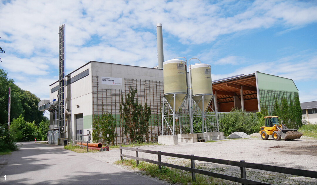 Im Ökoenergiepark Bergheim verbessern Solarwärme und die Rauchgaskondensation des Biomassekessels die Gesamteffizienz.